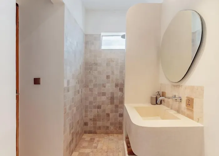 Stylish In With Pool Near Сasa de vacaciones *